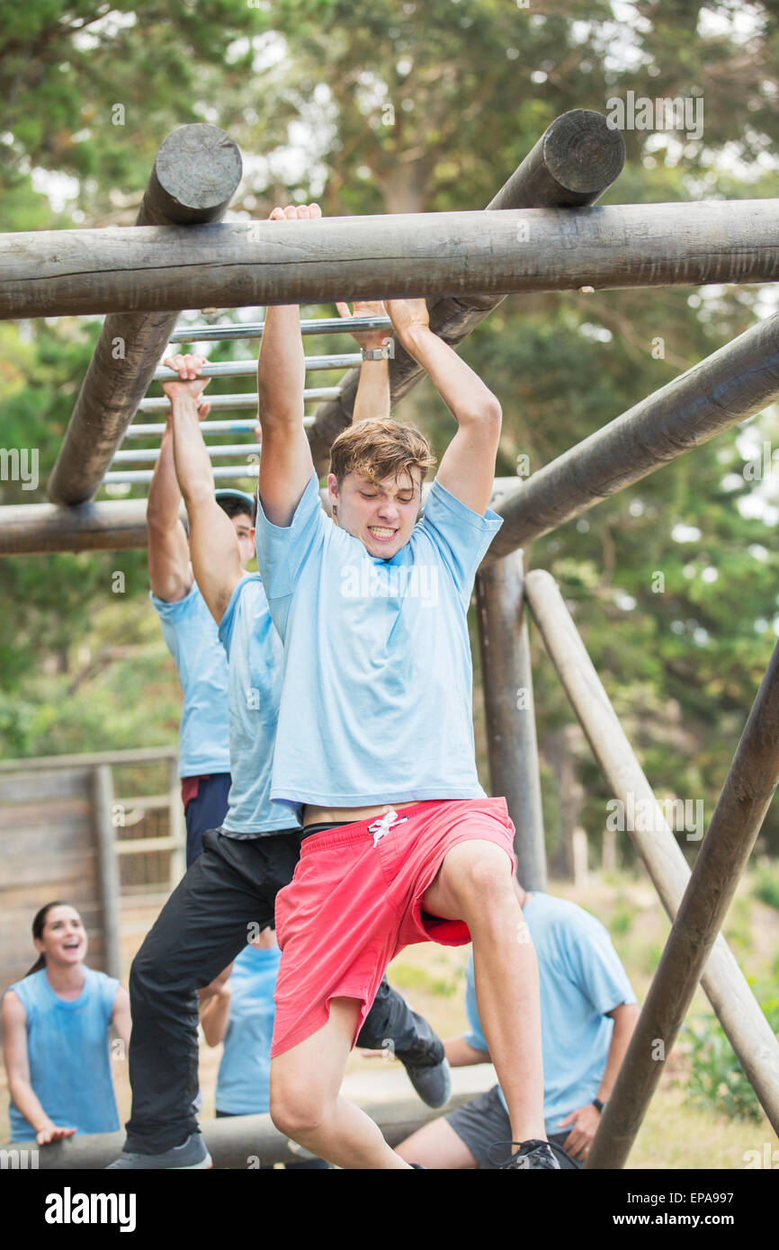 Mann-Klettergerüst-Bootcamp-Hindernis-Parcours Stockfoto