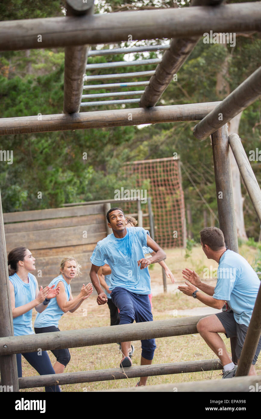 jubelnde Menschen Klettergerüst Bootcamp Stockfoto