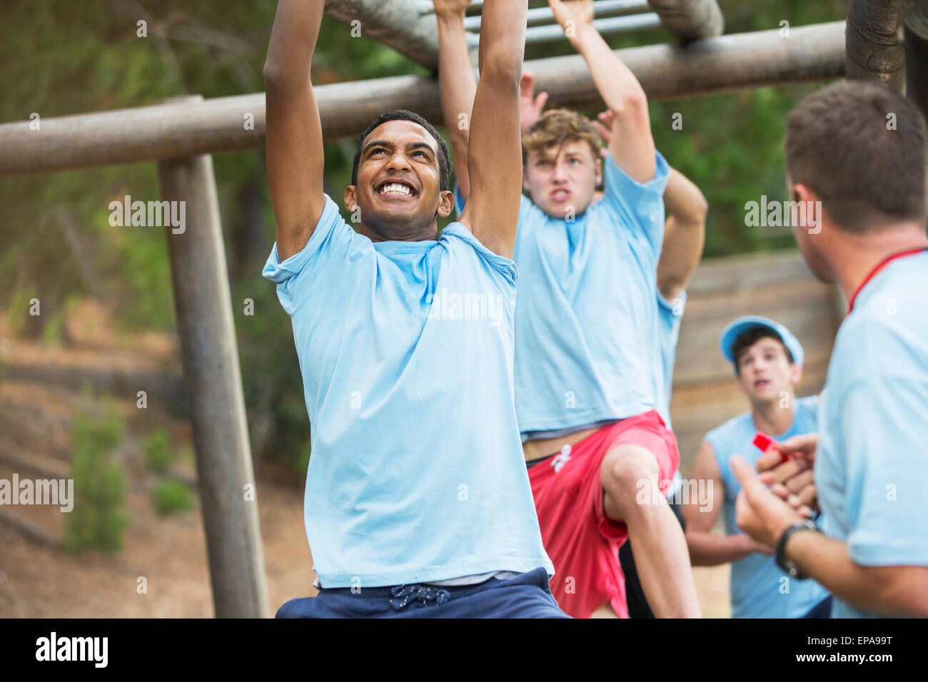 Mann-Klettergerüst-Bootcamp-Hindernis-Parcours Stockfoto
