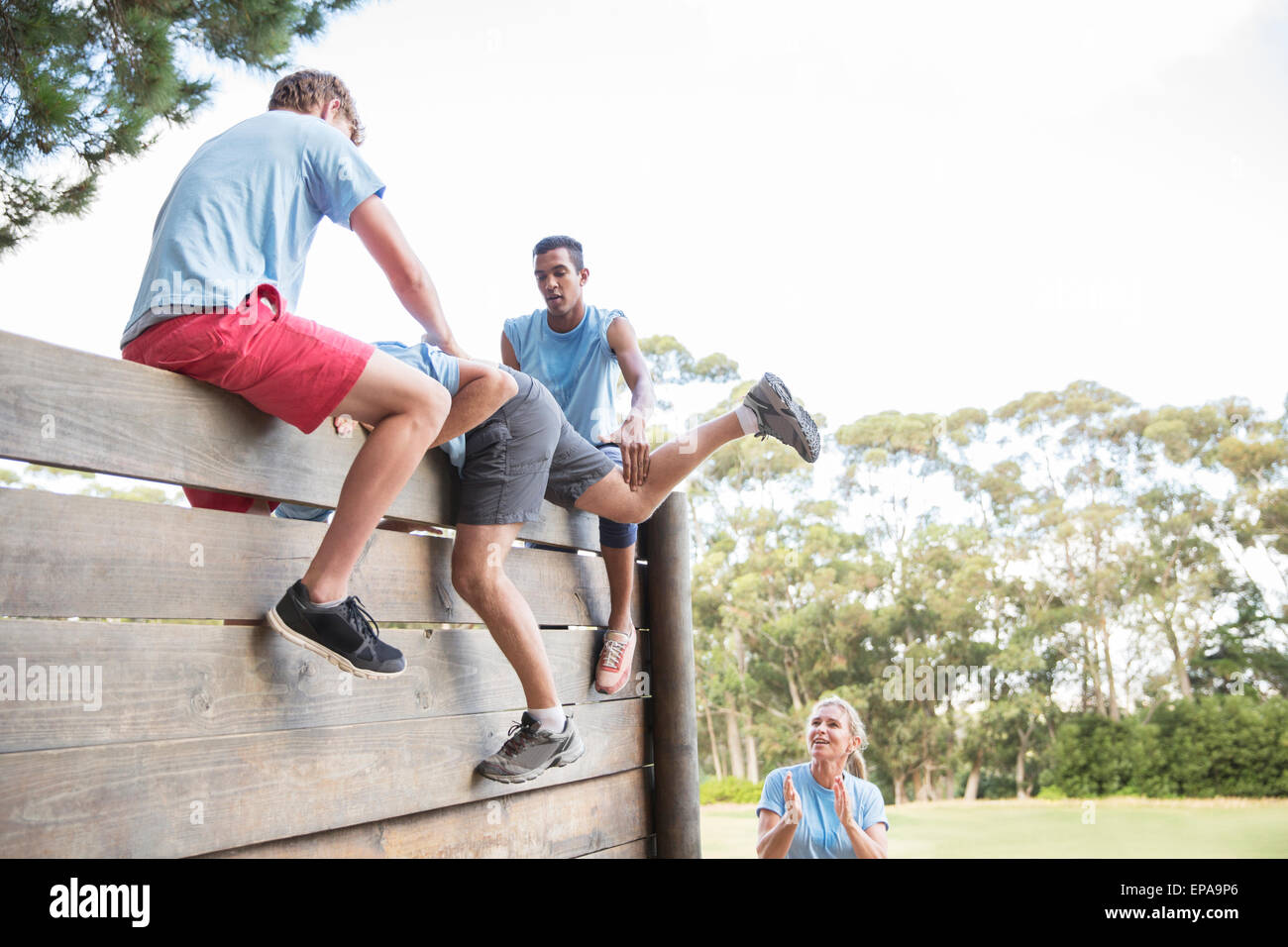 Hilfe Mann-Mauer-Bootcamp-Hindernis-Parcours Stockfoto