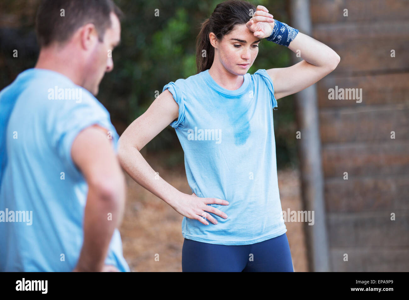 müde Frau ruht Bootcamp-Hindernis-Parcours Stockfoto