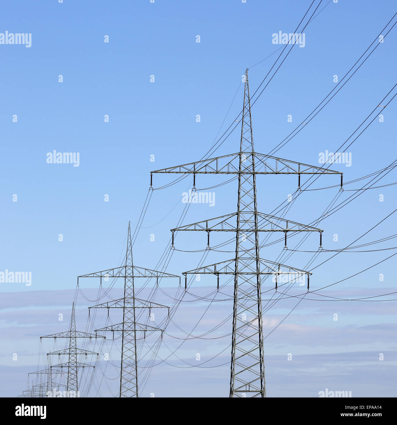 Strommasten Vor Blauem Himmel Thema Energie Und Strom Stockfoto
