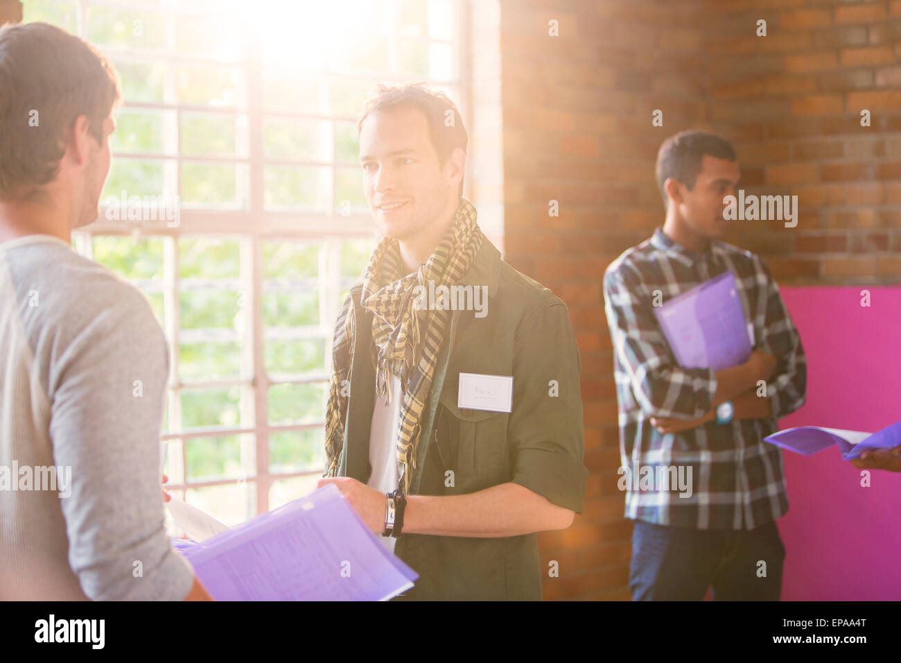 Mann sprechen Gemeindezentrum Stockfoto