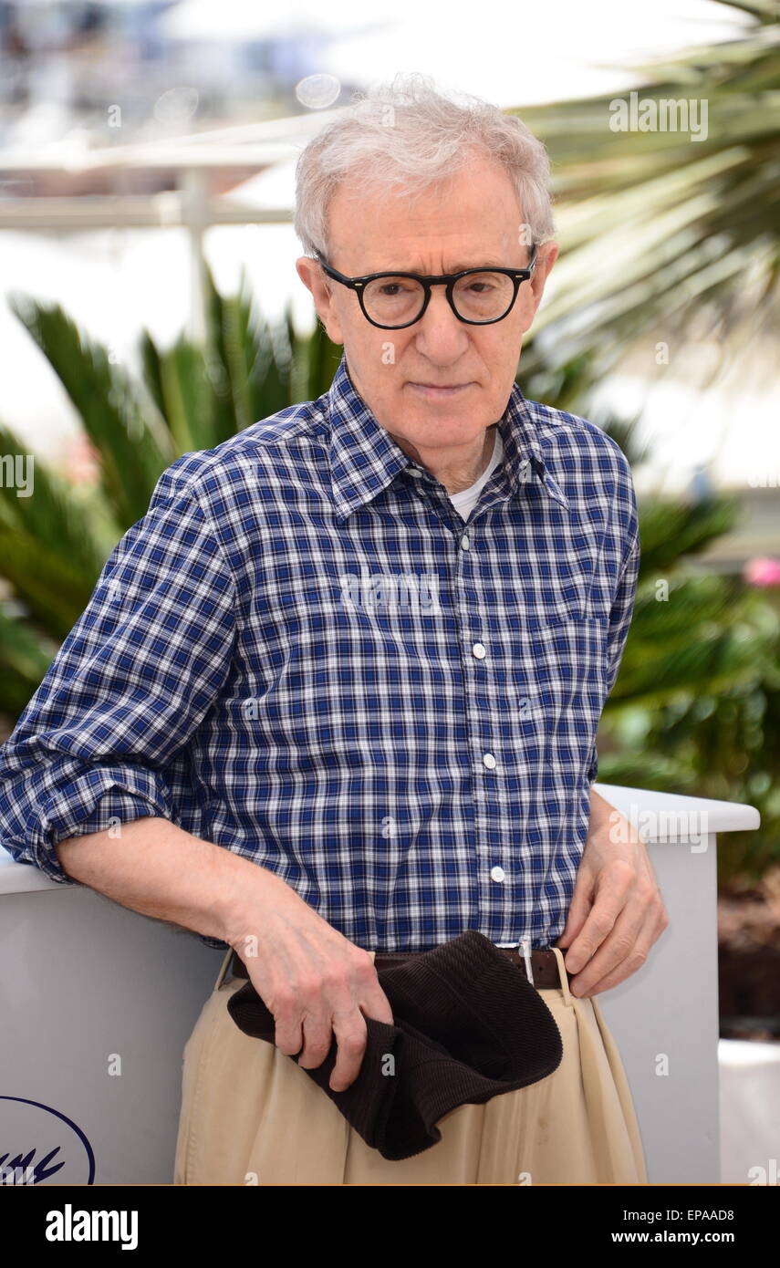 Cannes, Frankreich. 14. Mai 2015. Regisseur WOODY ALLEN nimmt einem