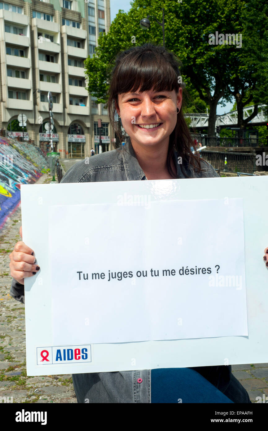 Paris, Frankreich, UNTERSTÜTZT HIV-Kampagne gegen Homophobie, IDAHOT, Portrait with Woman Holding Anti-Diskrimination-Slogan auf Protestschild Stockfoto