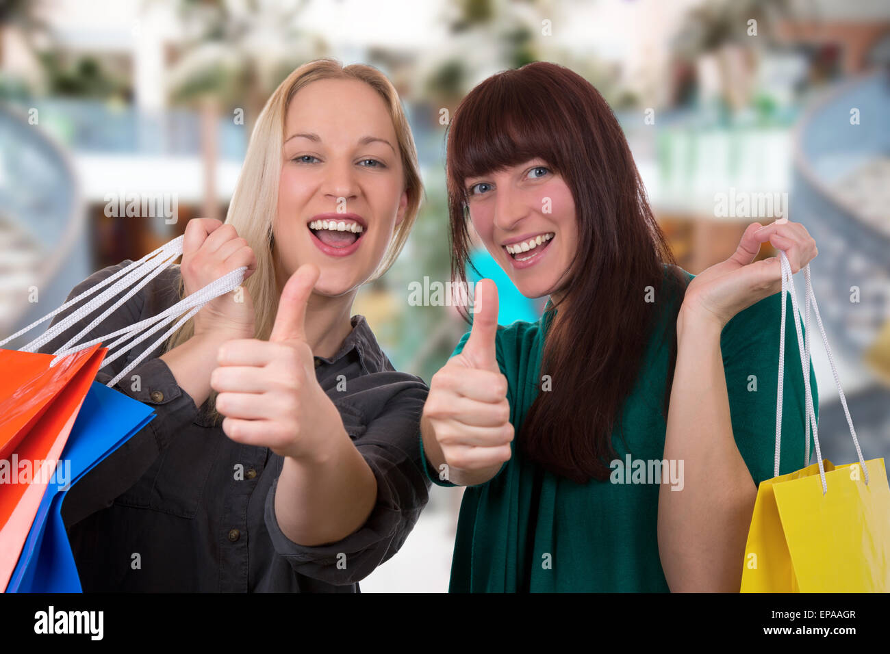 Junge Frauen Haben Spa├ƒ Beim Einkaufen im Shopping-Mall Stockfoto