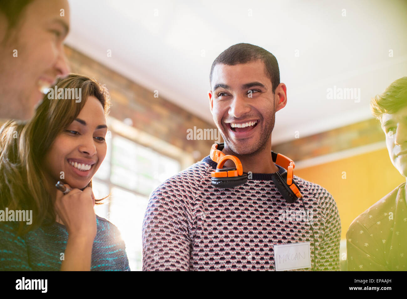 lachende casual Business-Leute treffen Stockfoto