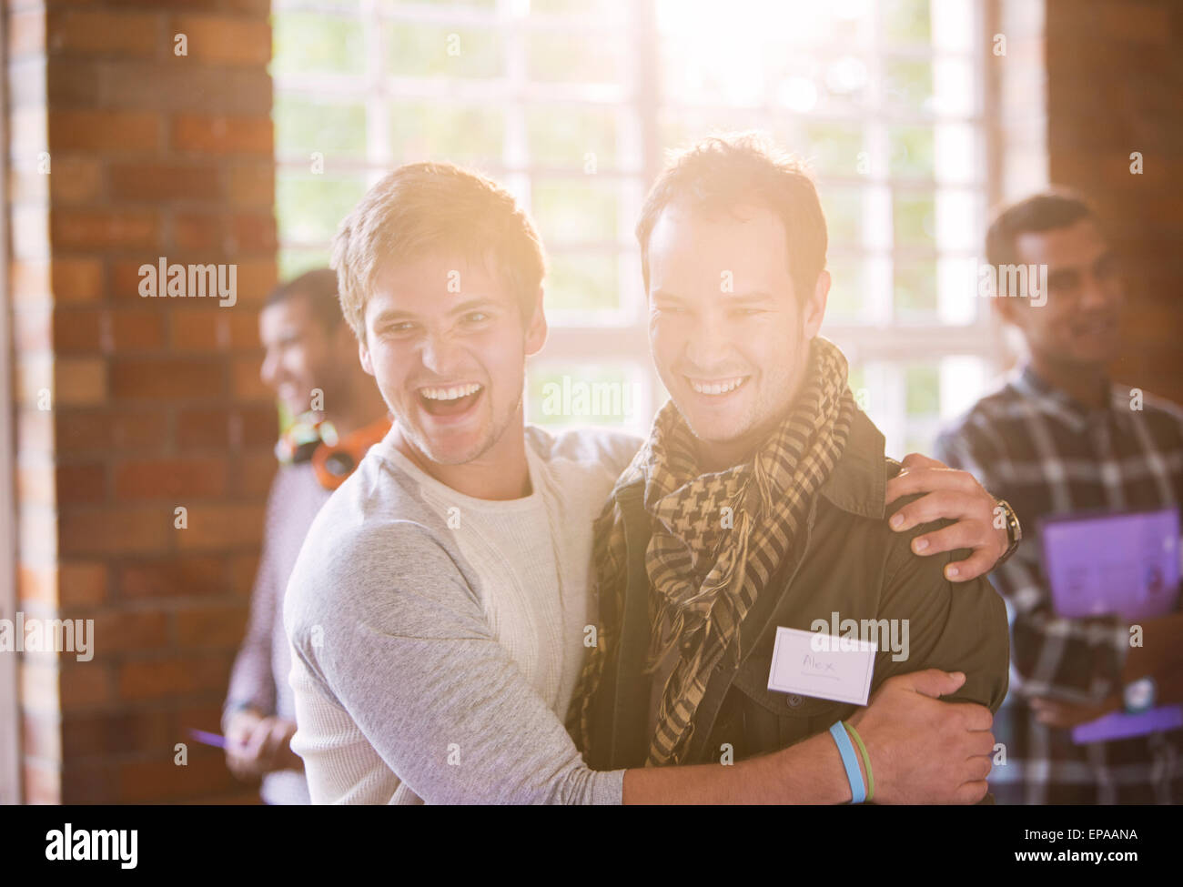 lächelnd Mann umarmt seminar Stockfoto