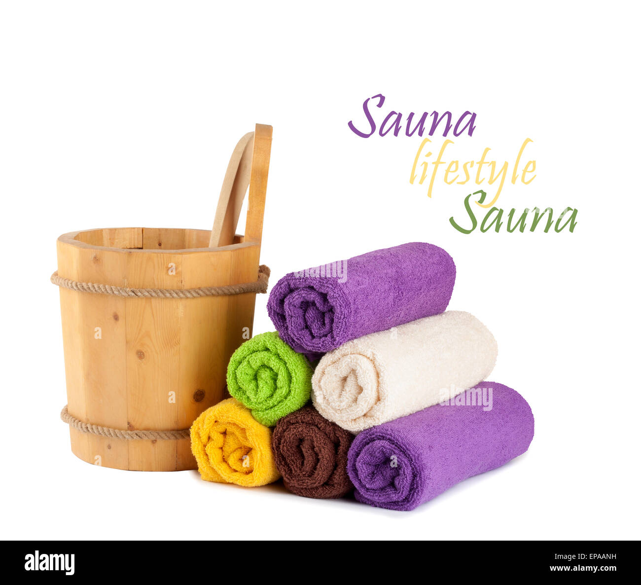 Holzeimer mit Schöpfkelle für die Sauna und den Stapel Handtücher Stockfoto