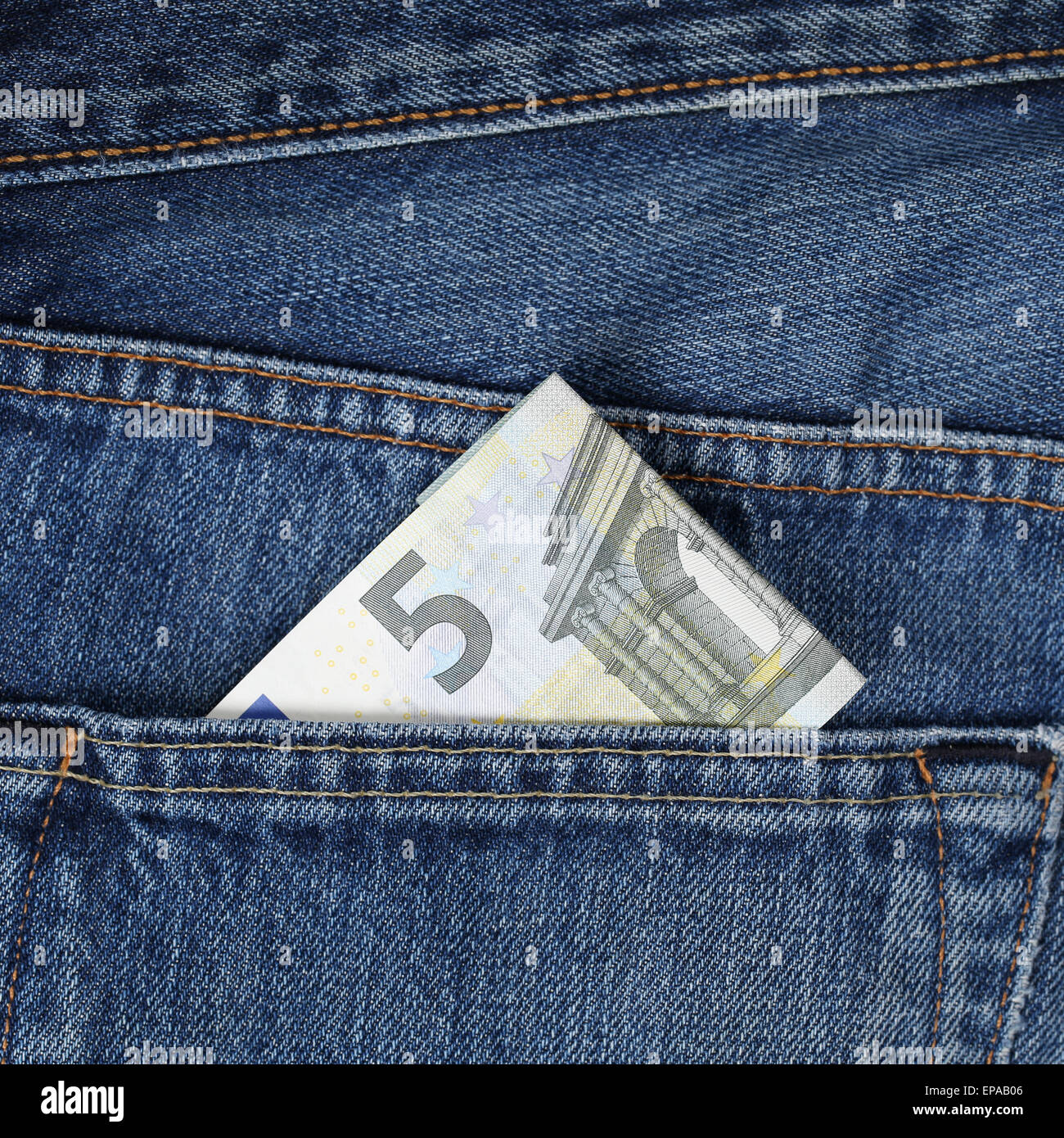 5 Euro-Schein-Geld in der Hosentasche Stockfoto