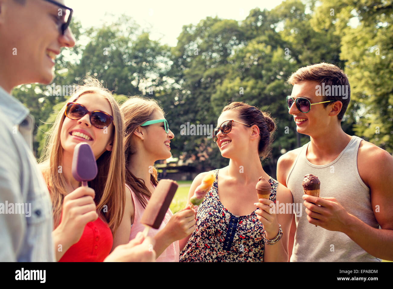 Gruppe von lächelnden Freunde mit Eis im freien Stockfoto