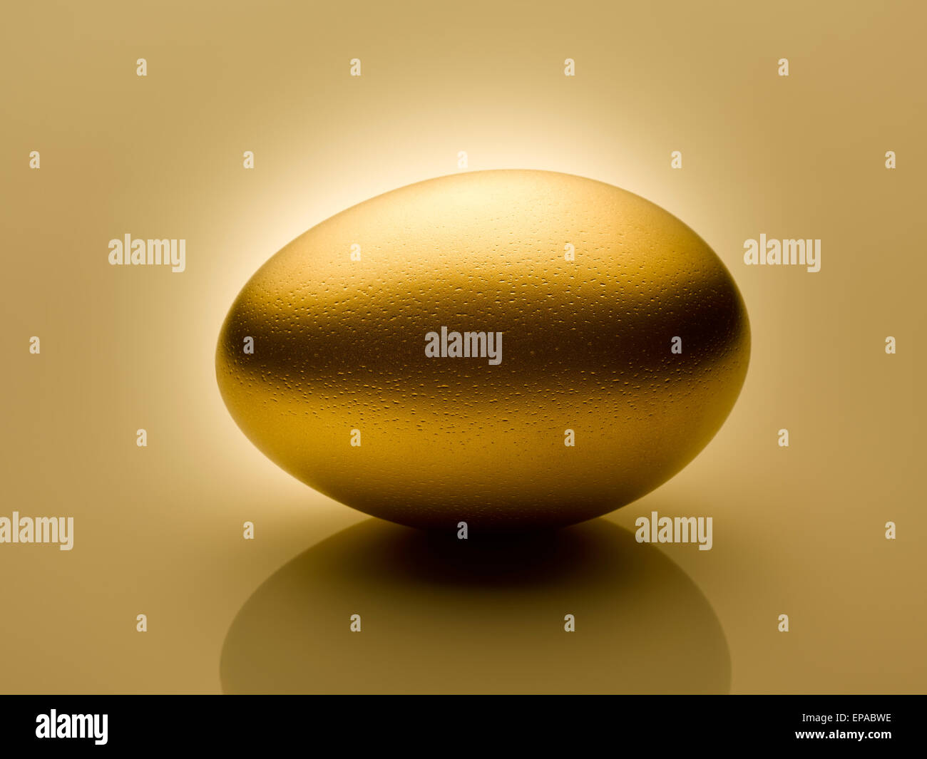 goldenes Ei gold Stillleben Stockfoto