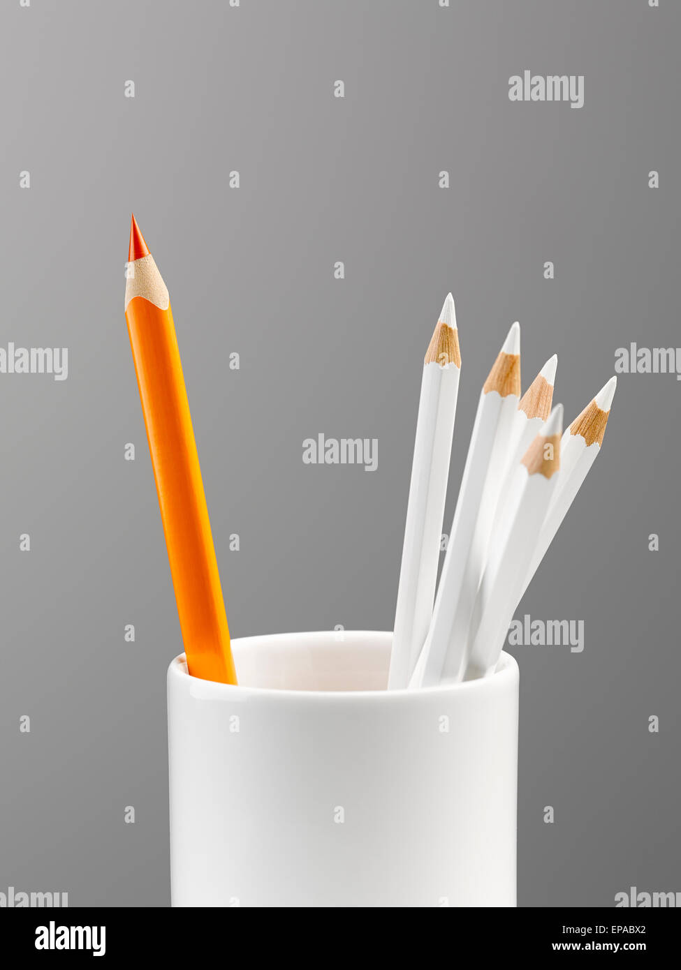 Orange Bleistift Tasse weißer Stillleben Stockfoto