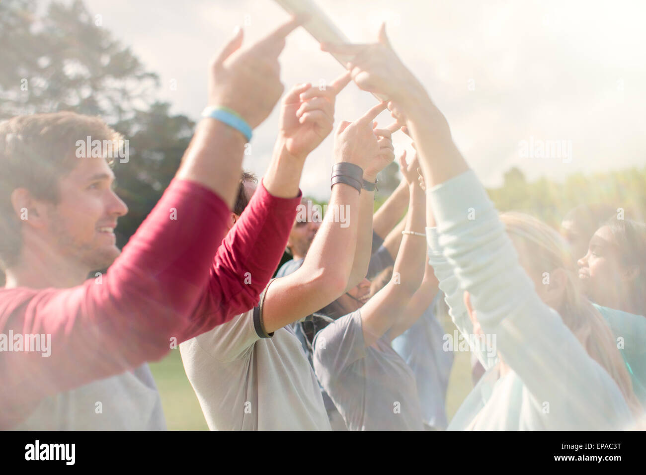 ausgleichenden Pol Overhead Fingertip-Team Stockfoto