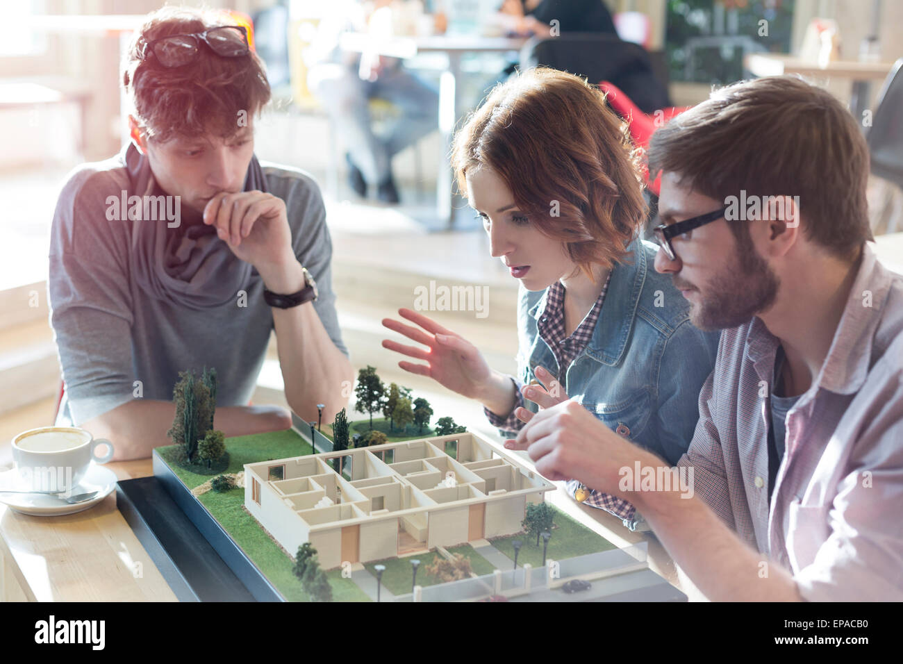 Architekt, brainstorming Gebäude Modell Büro Stockfoto