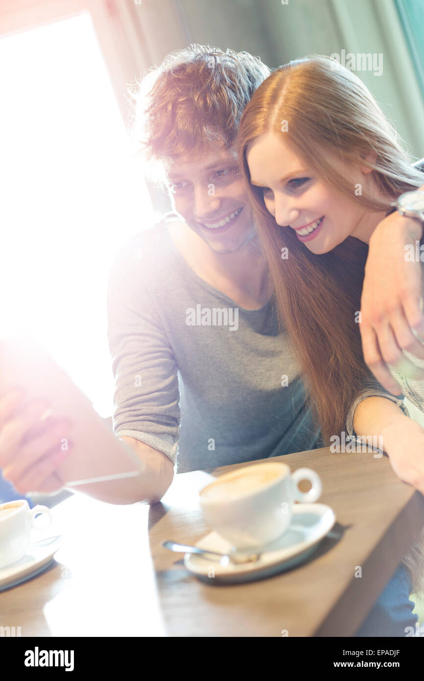 Heterosexuelles Paar Selfie digital-Tablette café Stockfoto