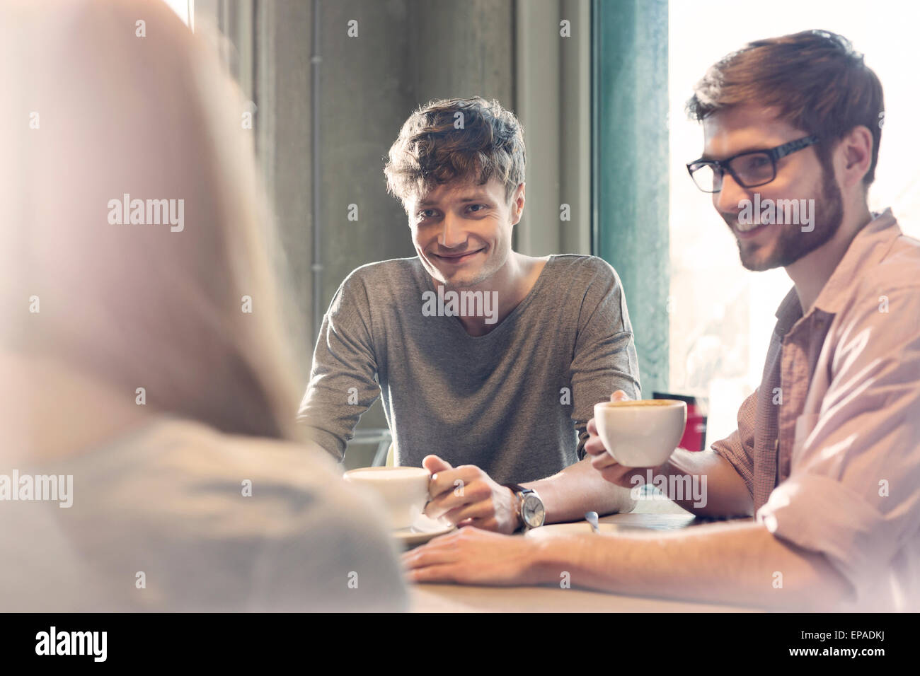 Freund reden trinken Kaffee café Stockfoto