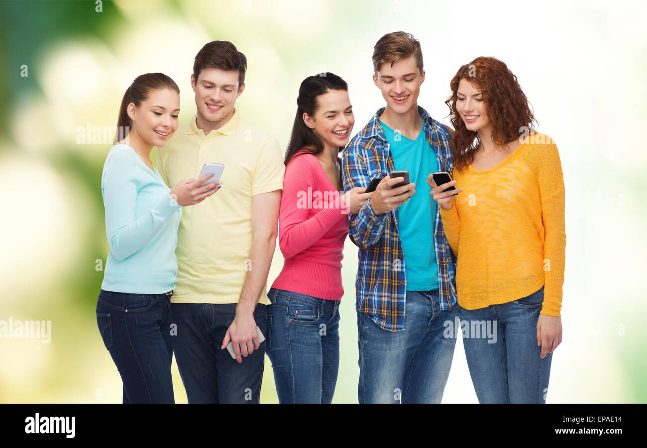 Gruppe von lächelnden Jugendlichen mit smartphones Stockfoto