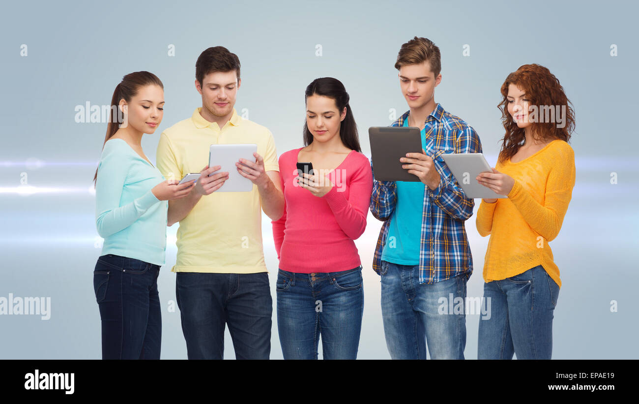 Gruppe von Jugendlichen mit Smartphones und Tablet-pc Stockfoto