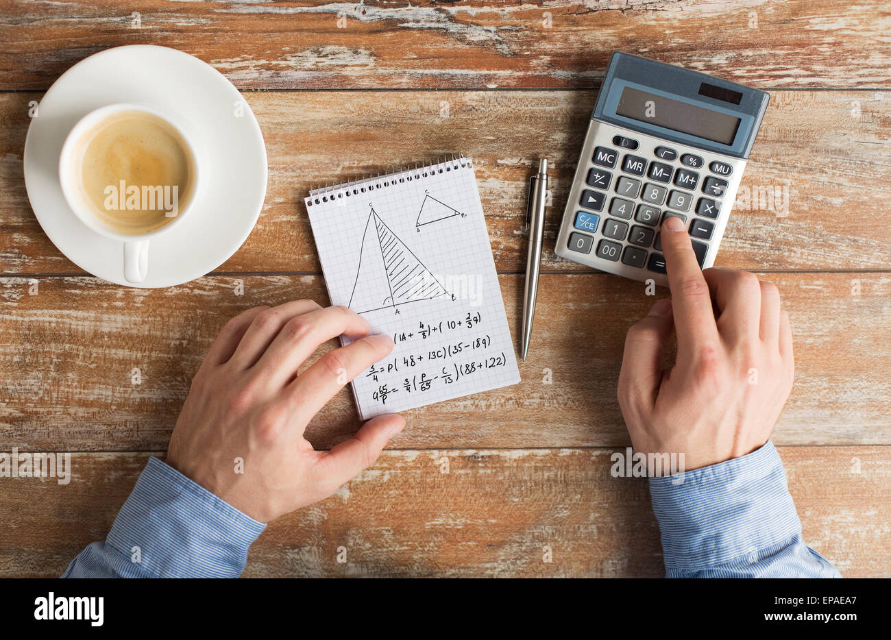 Nahaufnahme von Händen mit Taschenrechner, die Aufgabe zu lösen Stockfoto