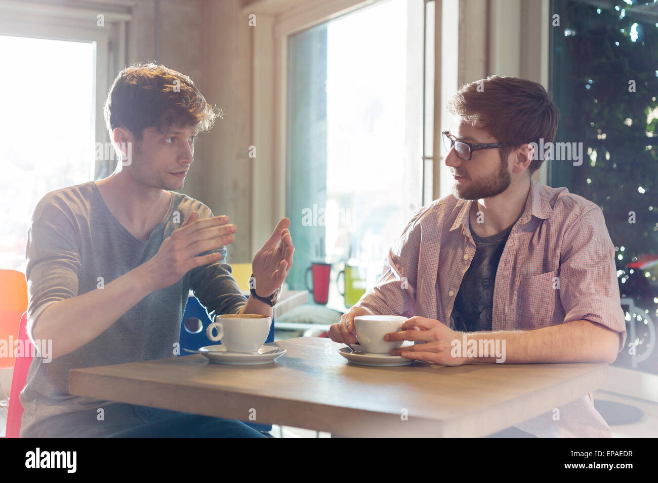 Menschen Sie reden, trinken Kaffee café Stockfoto