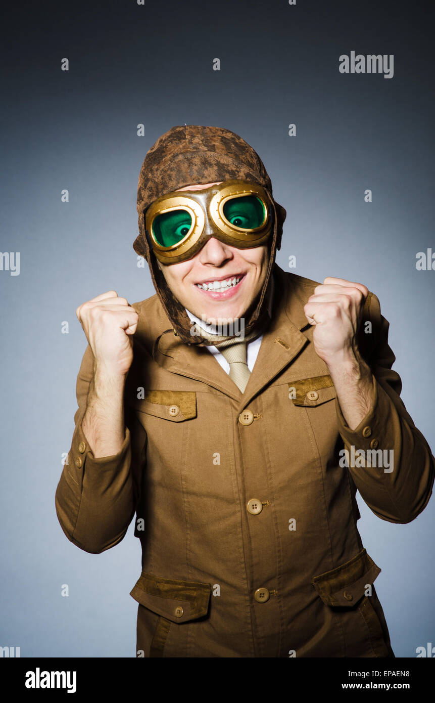 Lustige Pilot mit Brille und Helm Stockfotografie Alamy