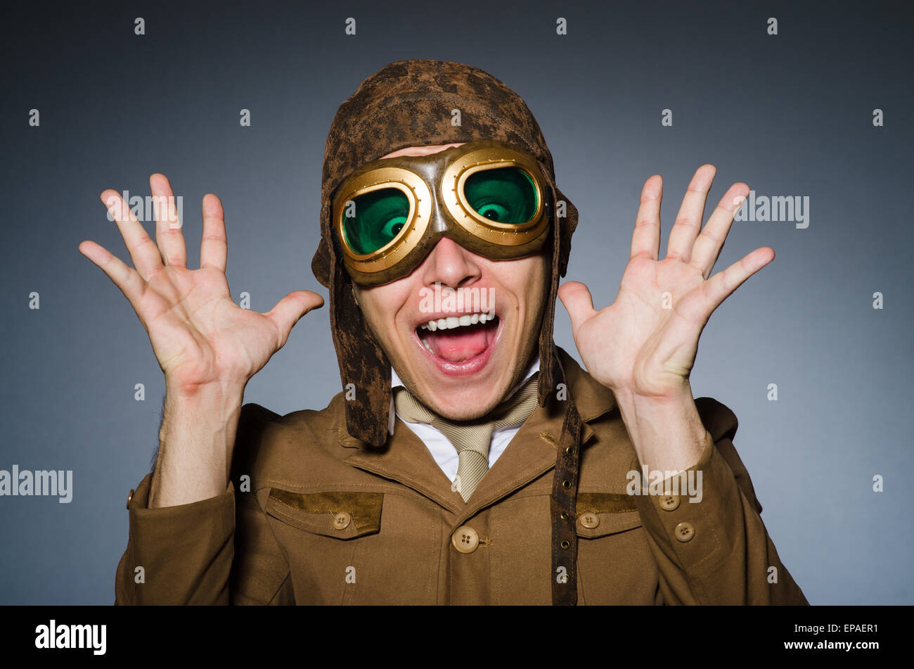 Lustige Pilot mit Brille und Helm Stockfotografie Alamy