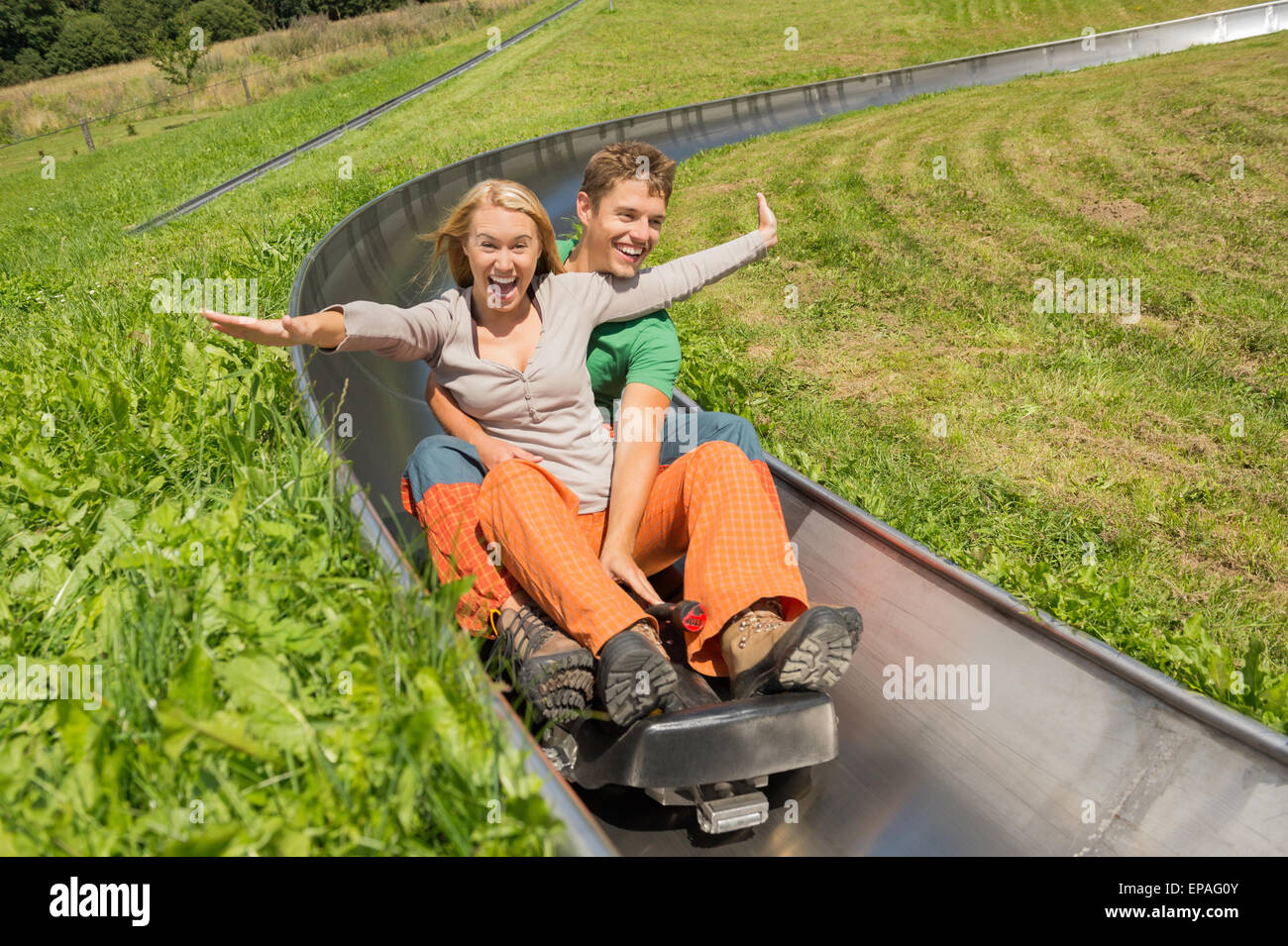 Paar genießt Alpine Coaster Rodelbahn Stockfoto