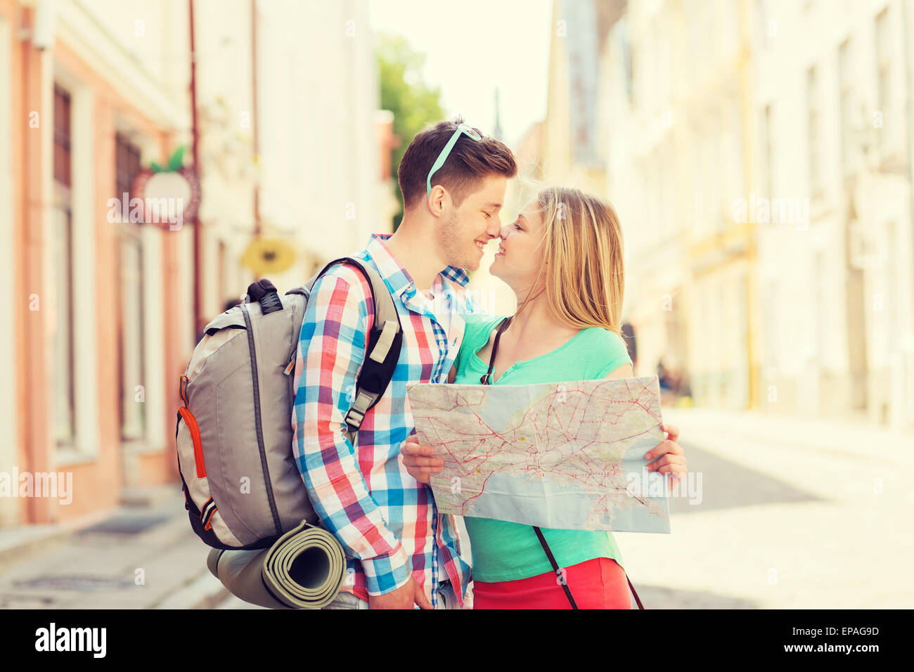 lächelnde paar mit Karte und Rucksack in Stadt Stockfoto