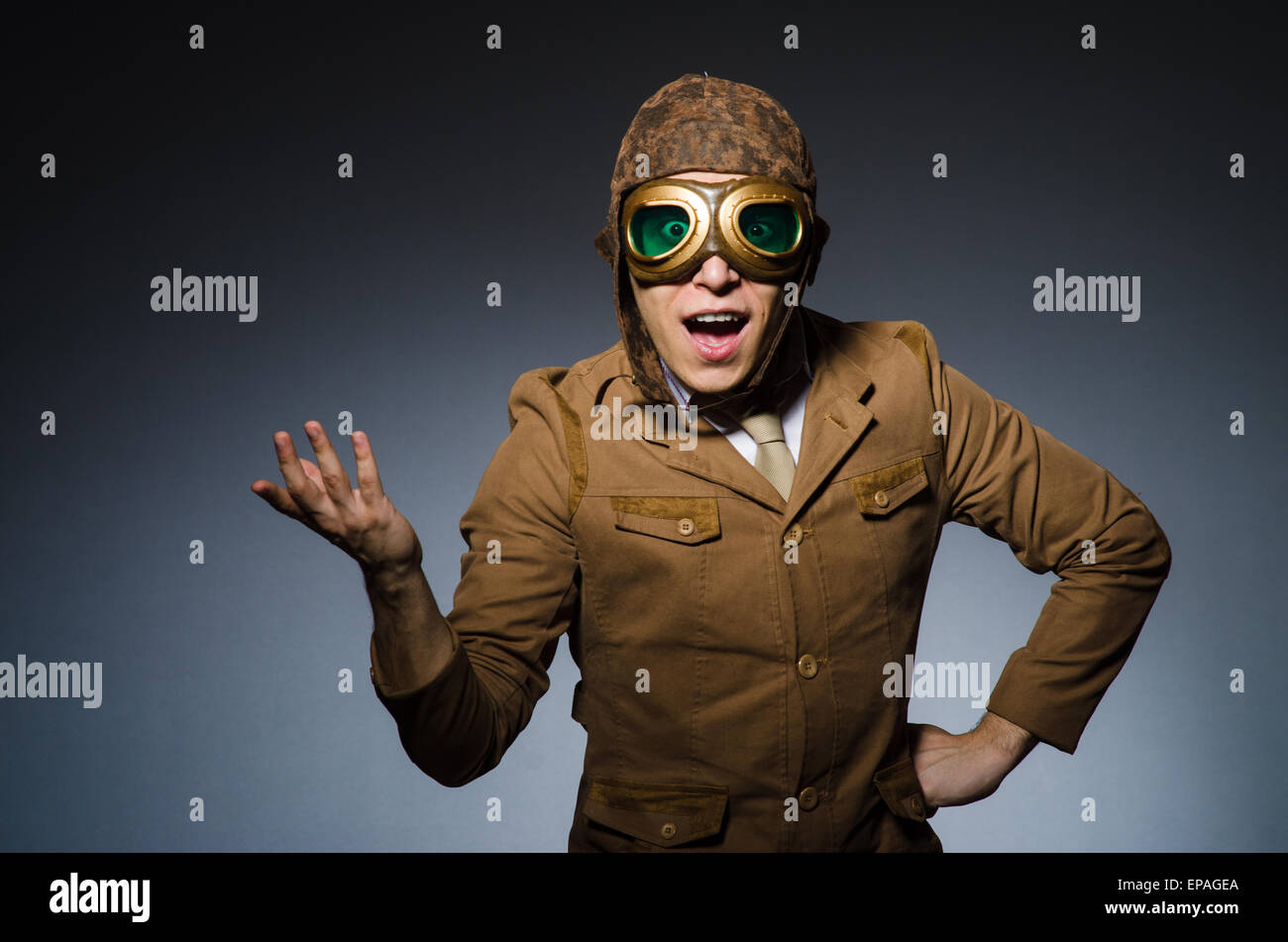 Lustige Pilot mit Brille und Helm Stockfotografie Alamy