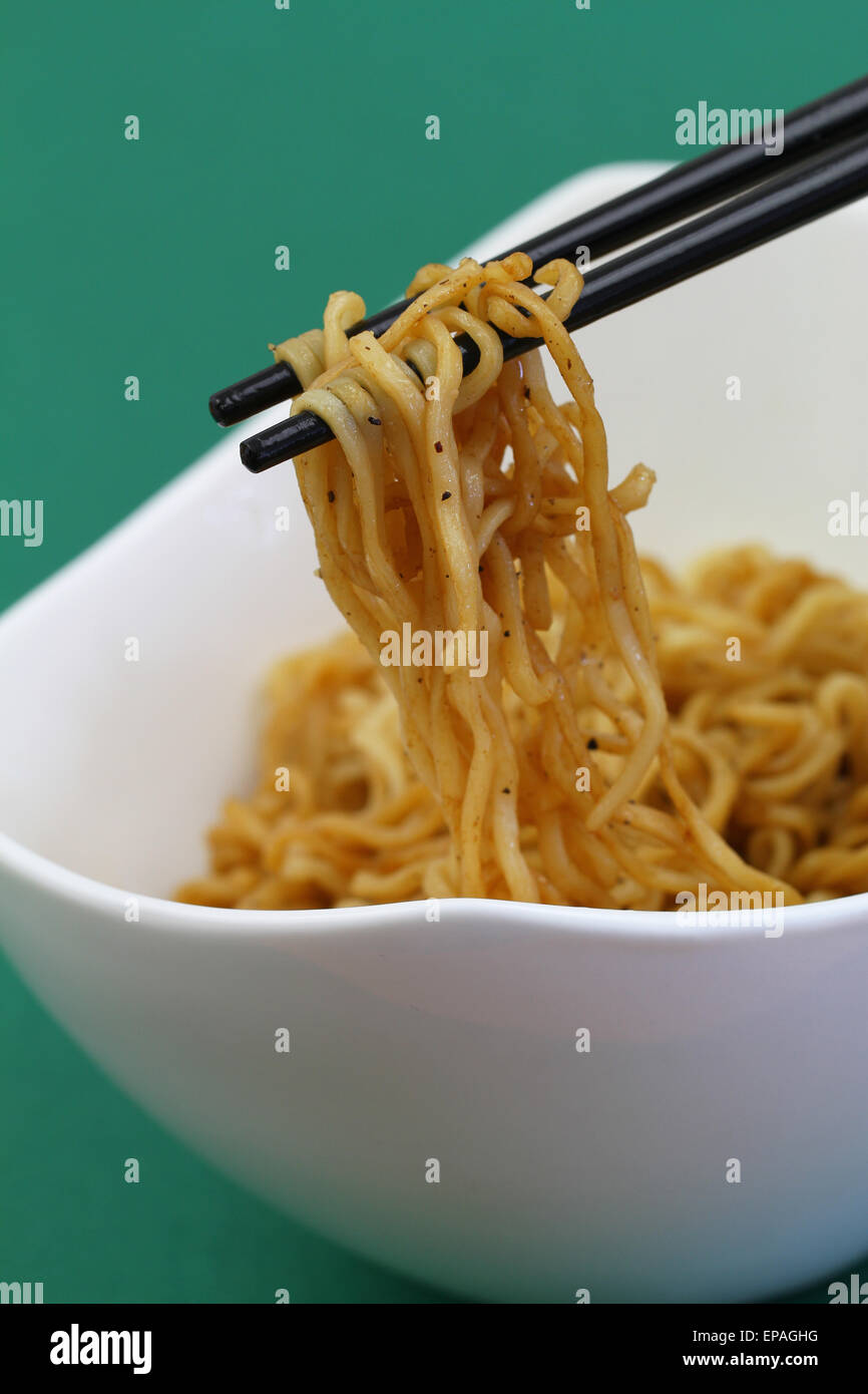Chinesische Nudeln auf Essstäbchen, Nahaufnahme Stockfoto