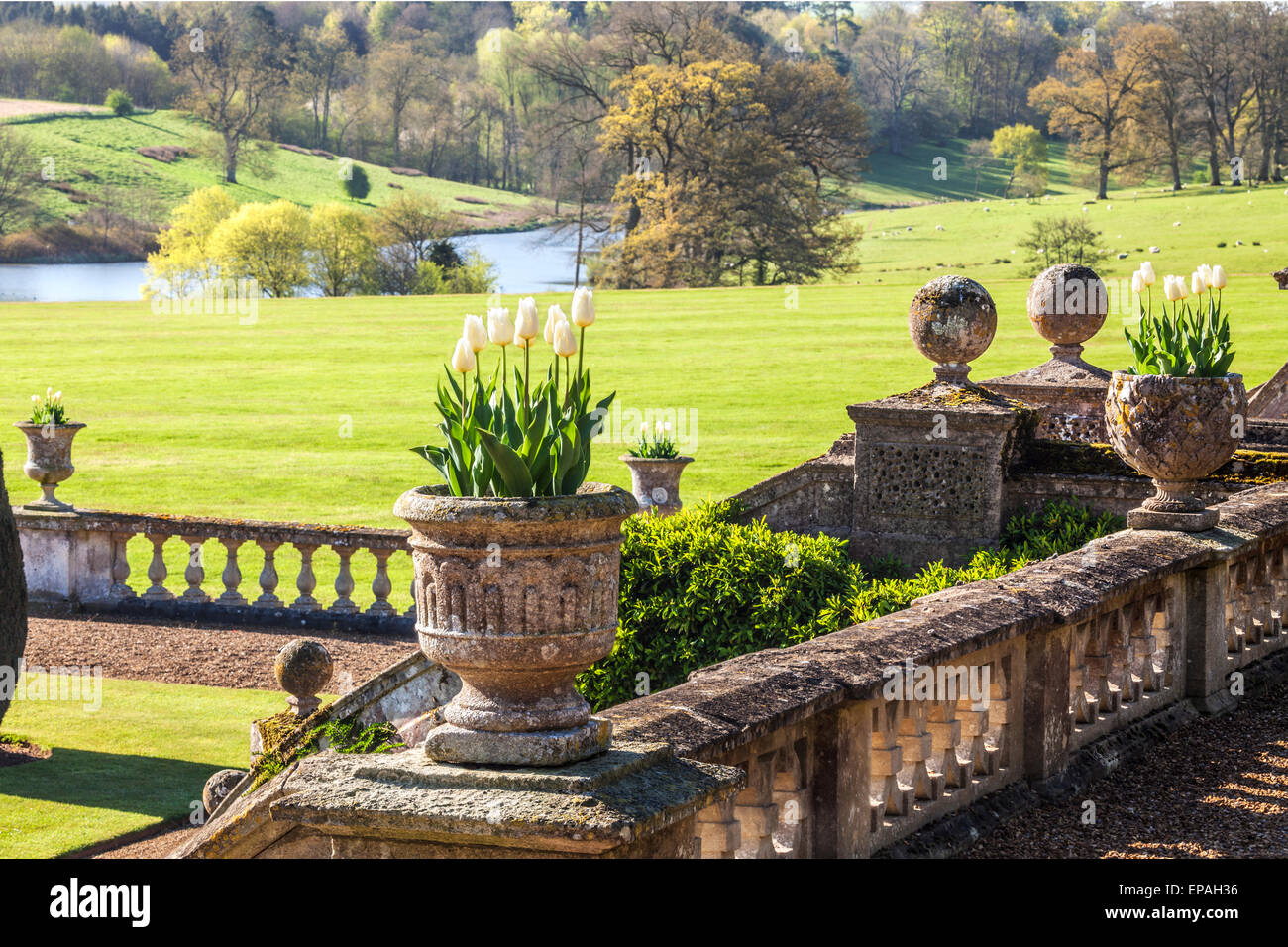 Blick von der Terrasse des Bowood House in Wiltshire. Stockfoto