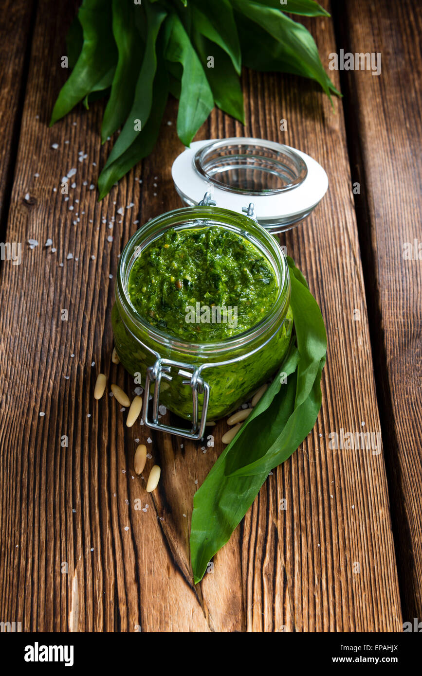 Schüssel mit selbstgemachtem Pesto Bärlauch (close-up erschossen) auf ...
