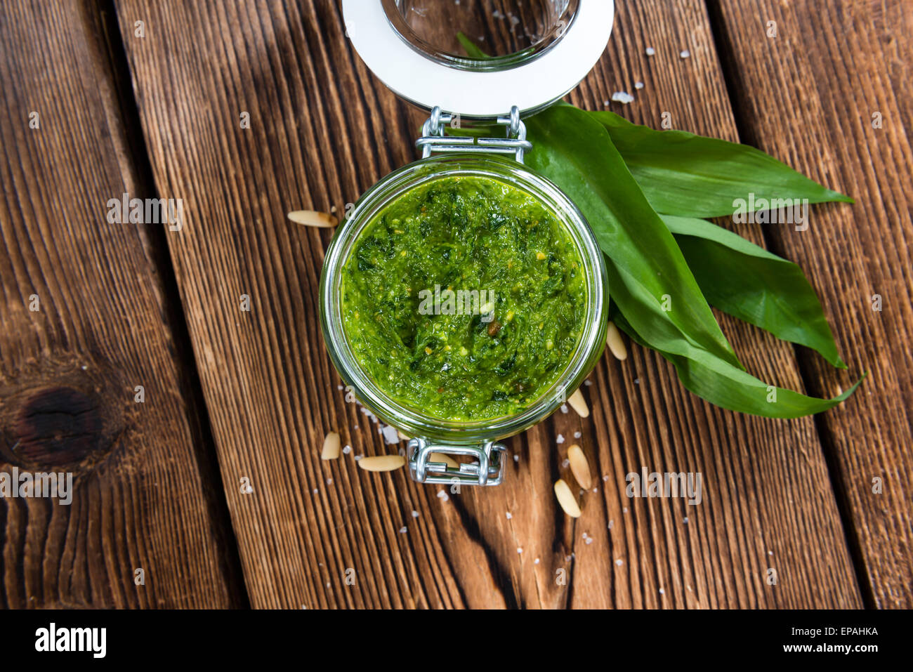 Schüssel mit selbstgemachtem Pesto Bärlauch (close-up erschossen) auf ...