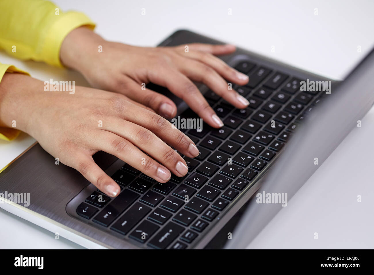 Nahaufnahme von weiblichen Händen mit Laptop tippen Stockfoto