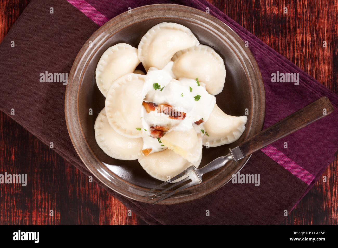 Brinsennockerl Pirohy. Knödel mit Schafen Käse Bryndza auf braune Teller auf braunem Hintergrund aus Holz. Traditionelle slowakische Küche. Stockfoto