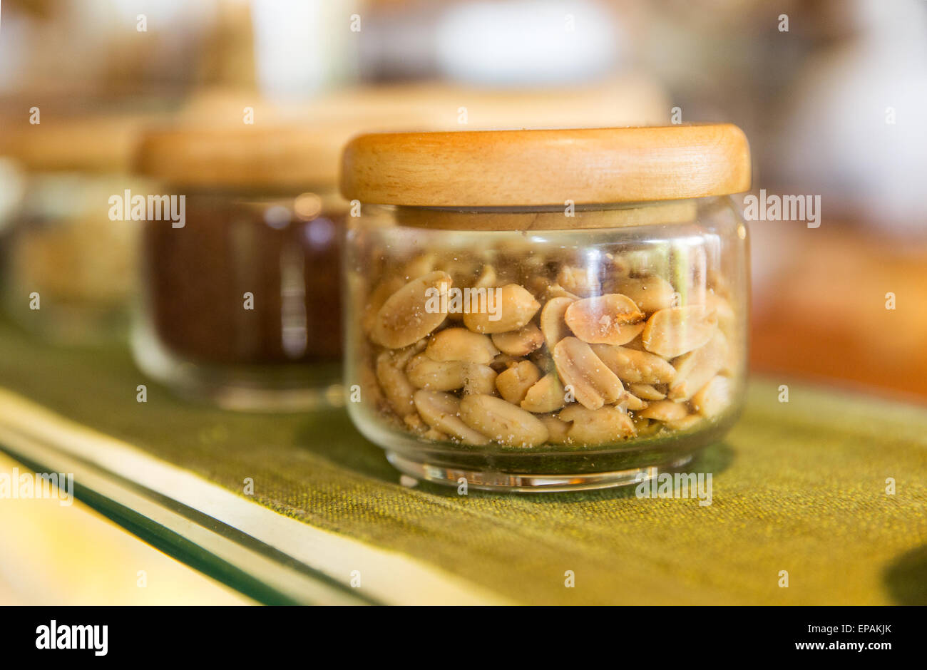 Nahaufnahme von Gläsern mit Erdnüssen im Supermarkt Stockfoto