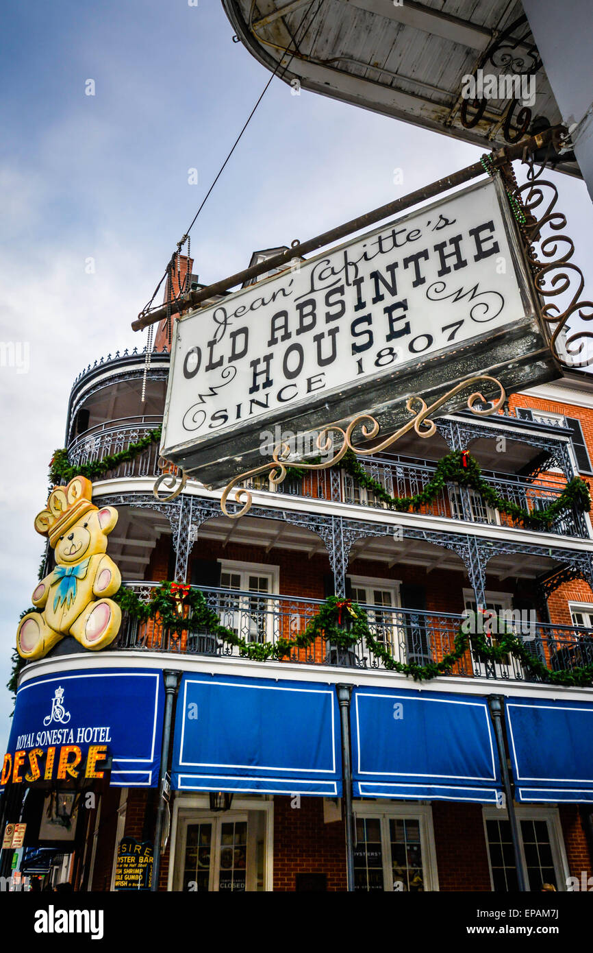 Die berühmten, Jean Lafitte's 'Old Absinth House an der Bourbon Street, gegenüber vom Royal Sonesta Wunsch Hotel im French Quarter in New Orleans, LA Stockfoto