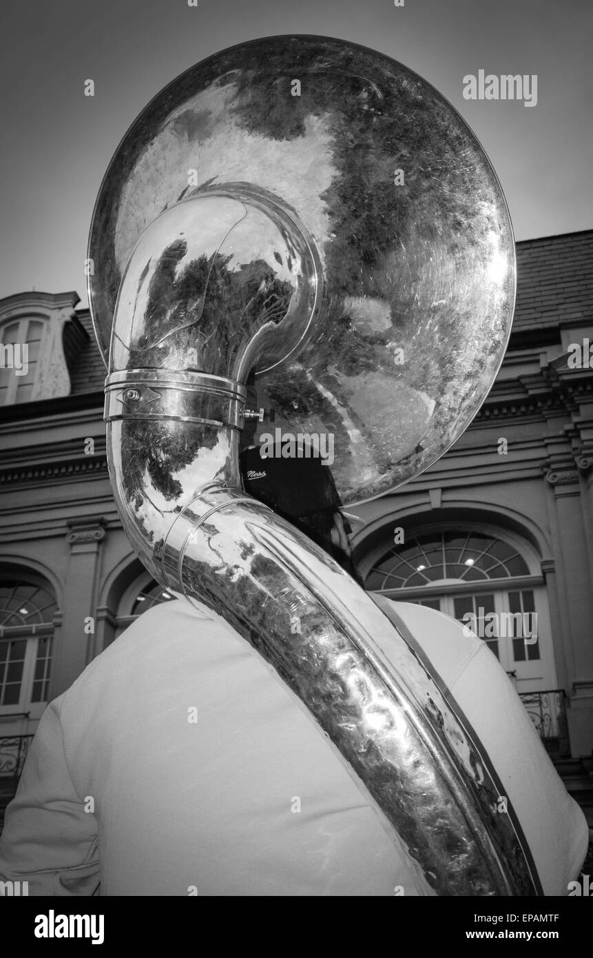 Straßenmusiker unterhält Touristen in Jackson Square mit seiner Tuba im French Quarter von New Orleans, LA Stockfoto