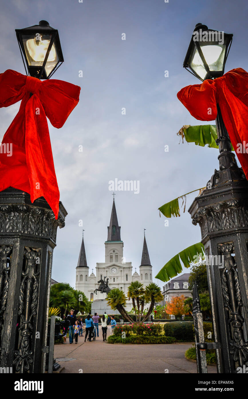 Riesige rote Bögen sind um Laternenmasten am Eingang zum Jackson Square im French Quarter in New Orleans, LA gebunden. Stockfoto