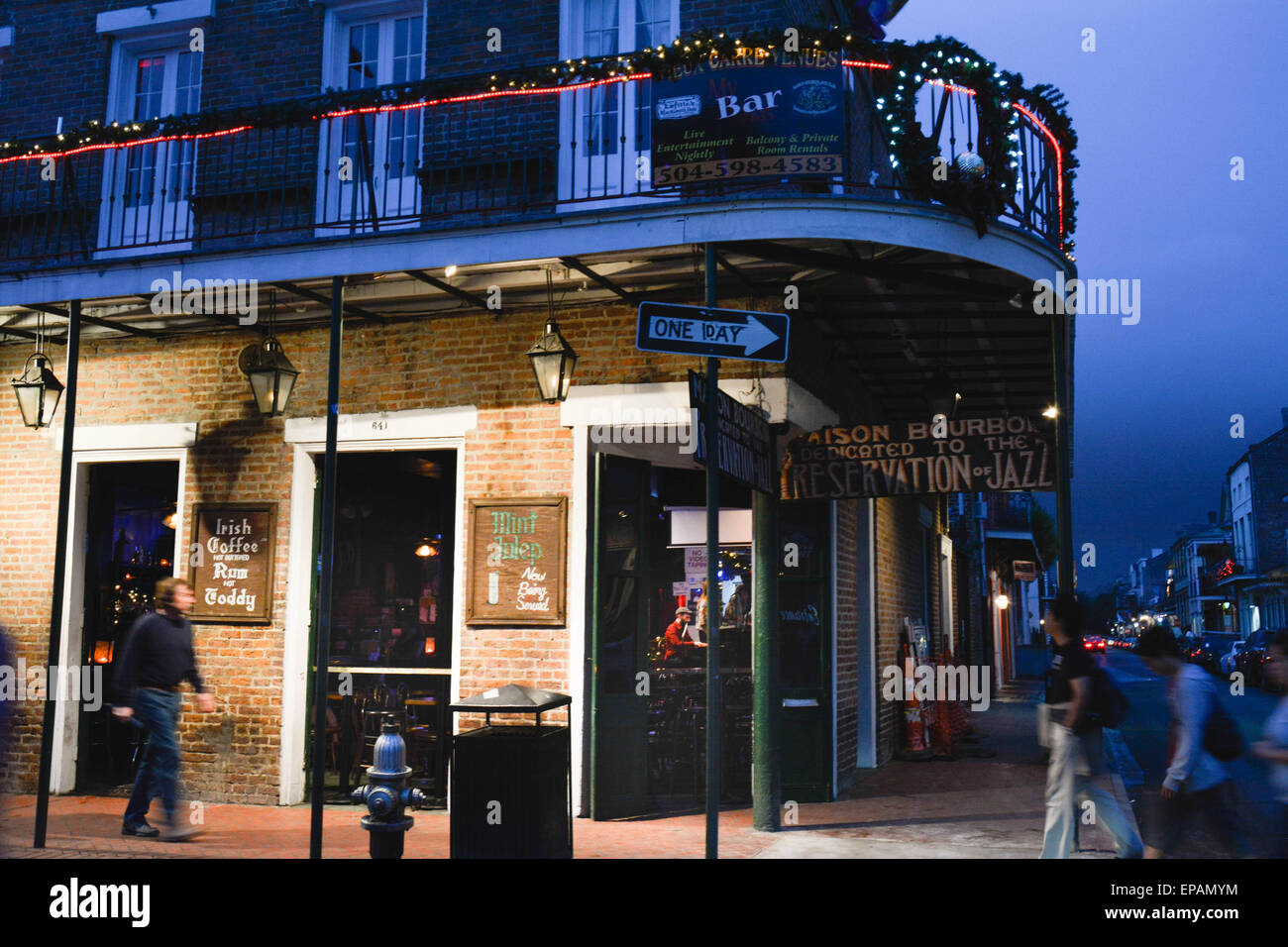 Eine Nachtaufnahme der Preservation Hall Jazz auf St. Peters Straße im Französischen Viertel Schauplatz, New Orleans, LA Stockfoto