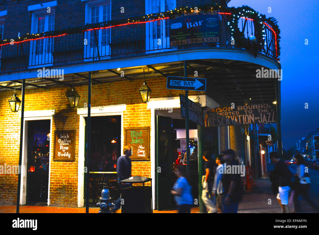 Eine Nachtaufnahme der Preservation Hall Jazz Veranstaltungsort in das französische Viertel von St. Peters Street, New Orleans, LA Stockfoto