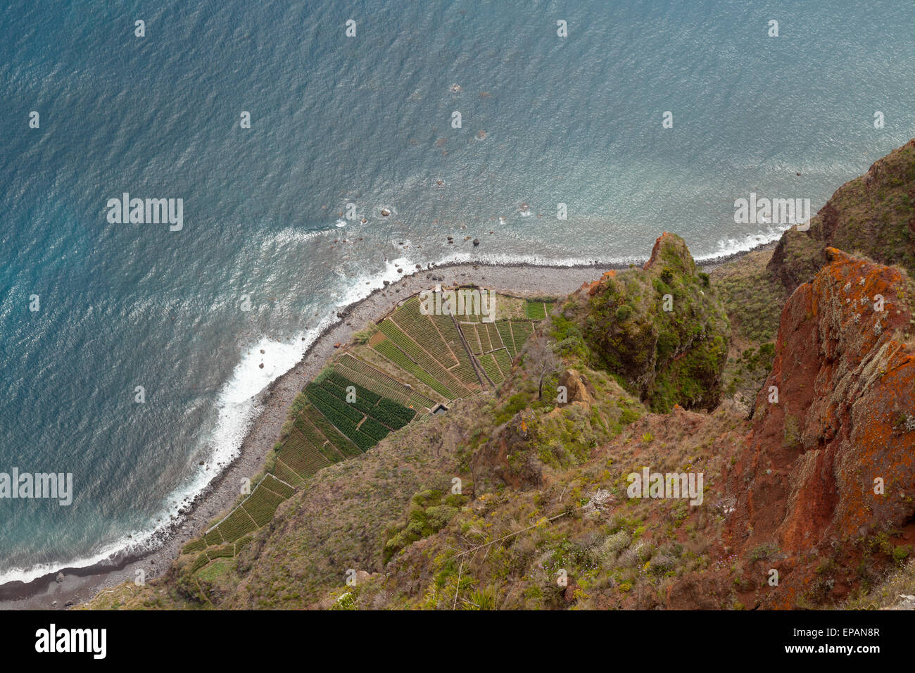 Blick hinunter zum Meer direkt aus der Sicht an der Spitze der Cabo Girao Sea Cliff, Madeira, Europa Stockfoto