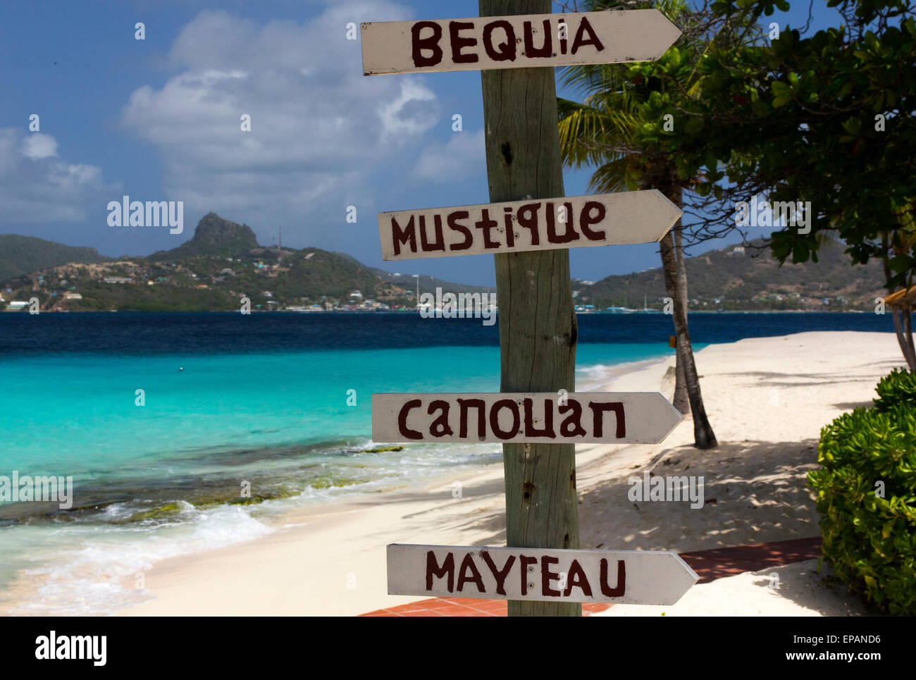 Karibik-Ansicht mit einem Wegweiser zu den Grenadine Inseln von Palm Island mit Strand, Blick auf das Karibische Meer und Union Island. Stockfoto