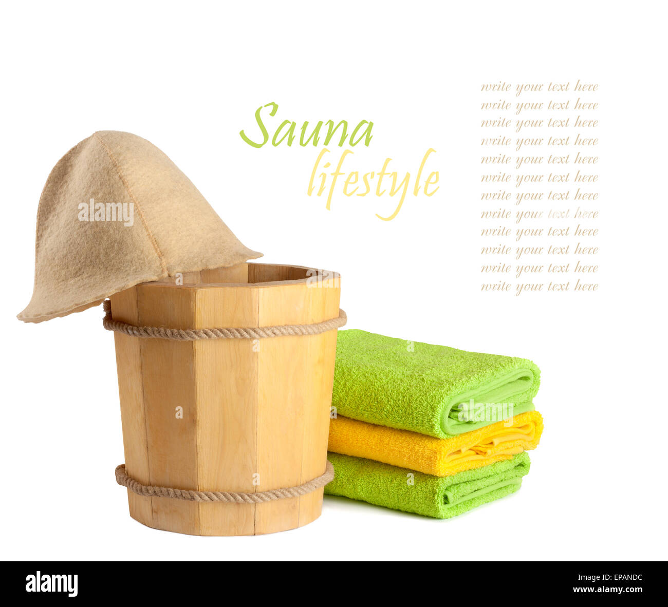 Holzeimer mit Schöpfkelle für die Sauna und den Stapel Handtücher Stockfoto