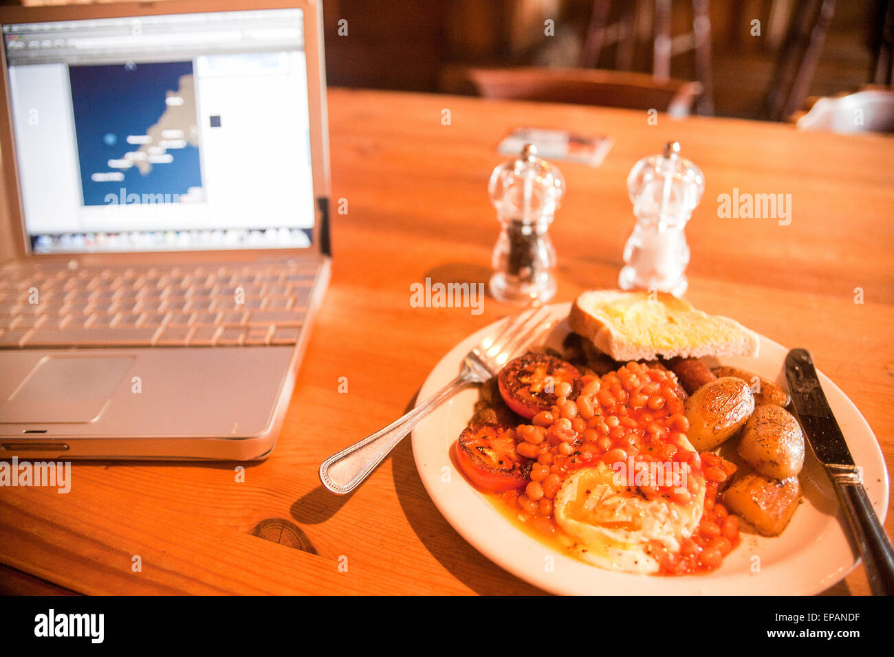 Englisches Frühstück vegetarisches im St. Agnes Hotel verfügt über kostenlosen WLAN-Zugang für Computer-Laptop-Nutzer, im Zentrum von v Stockfoto
