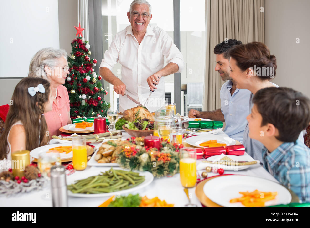 Großfamilie am Esstisch für Weihnachtsessen im Haus Stockfoto