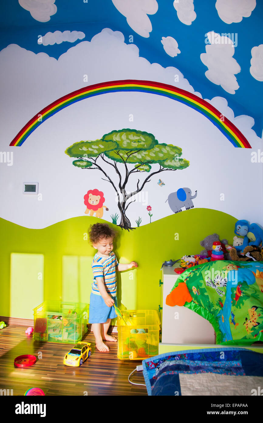 Porträt des 1-jährigen Jungen spielen in seinem wunderschön bemalte Zimmer. Stockfoto