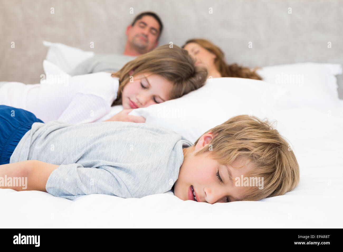 Familie schlafen im Bett Stockfoto