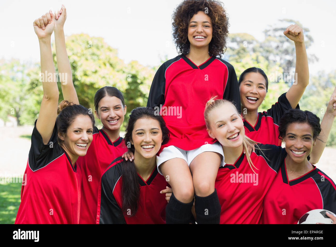 Erfolgreiche weibliche Fußballmannschaft im park Stockfoto